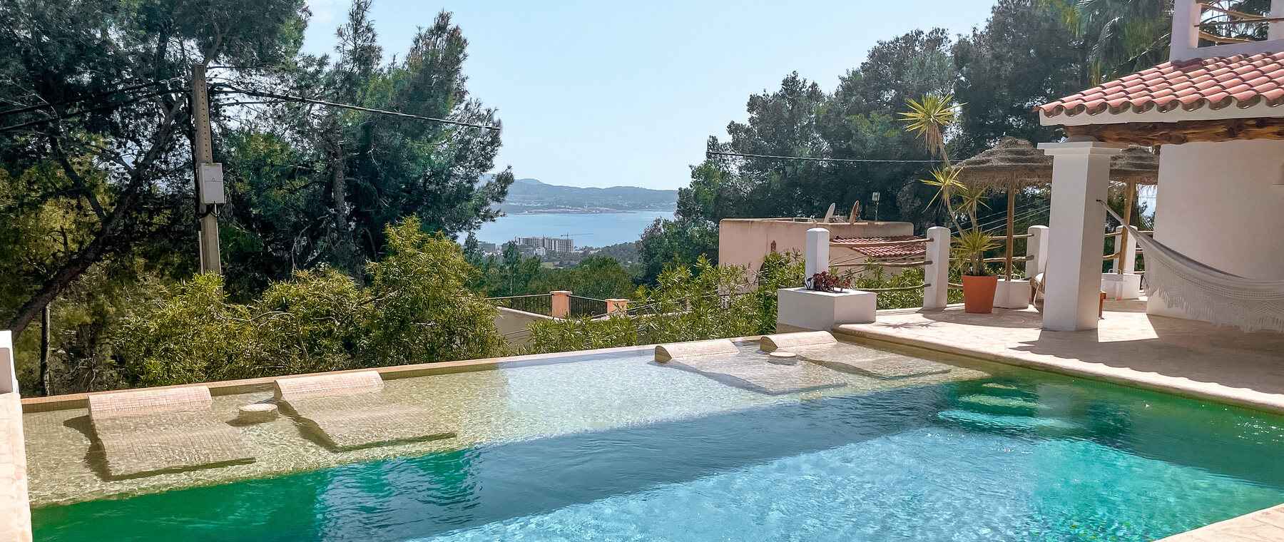 Overlooprand aan de zeezijde, met zicht op de baai van San Antonio.