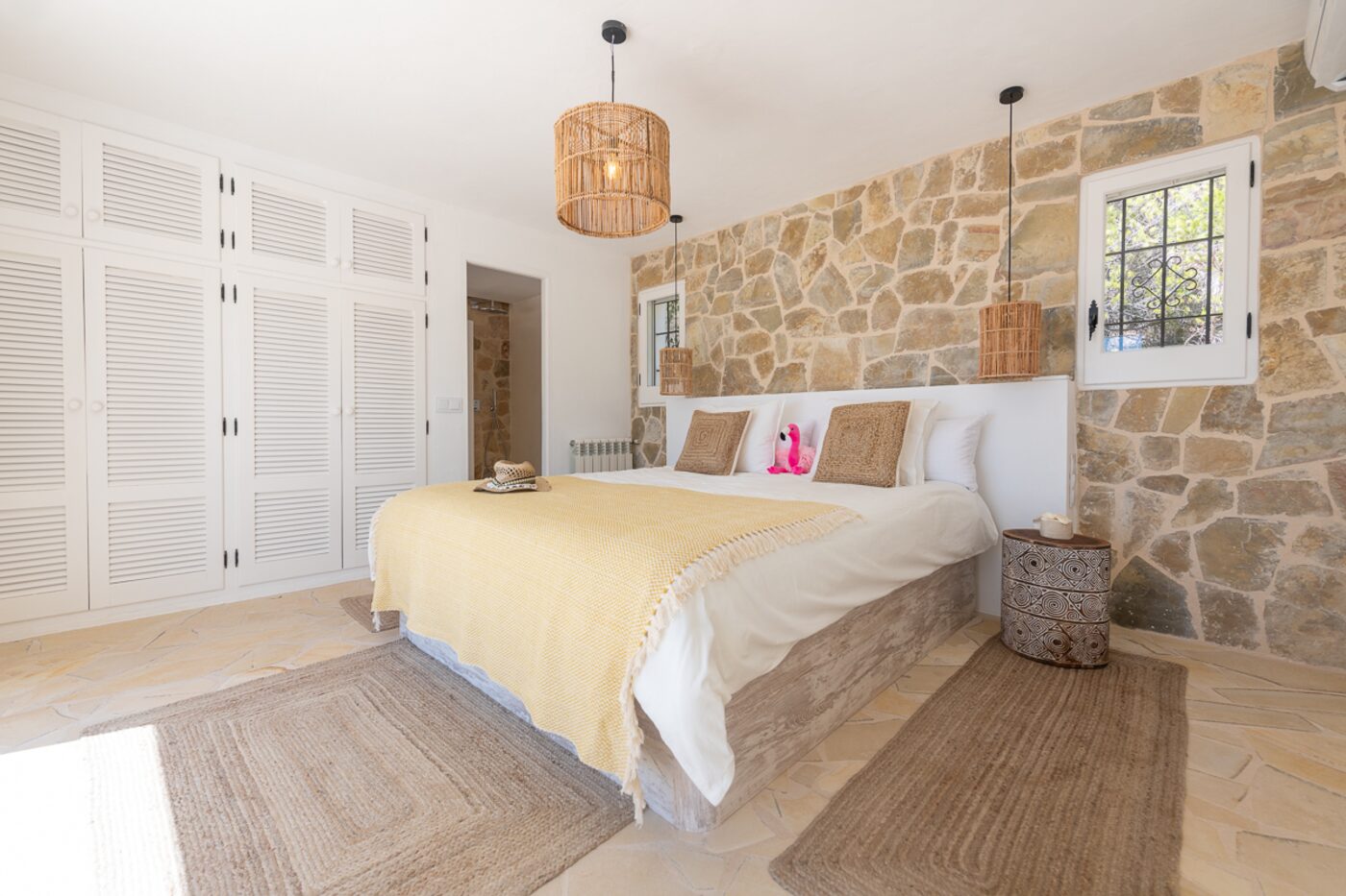 Kingsize, natuurstenen wand, eigen badkamer.
