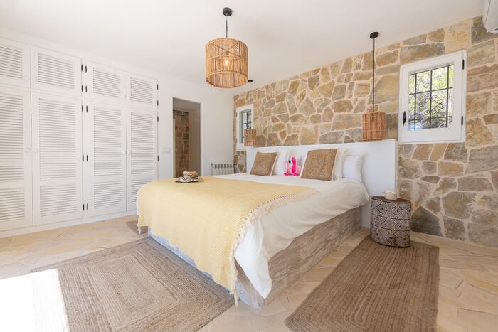 Kingsize, natuurstenen wand, eigen badkamer.